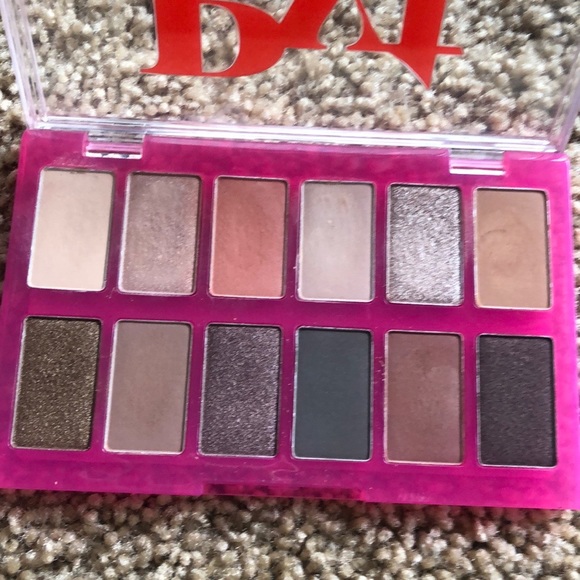 Pyt eyeshadow - Picture 2 of 3